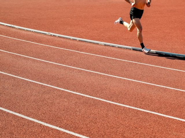 Approche et plan de pas pour saut en longueur et dunk